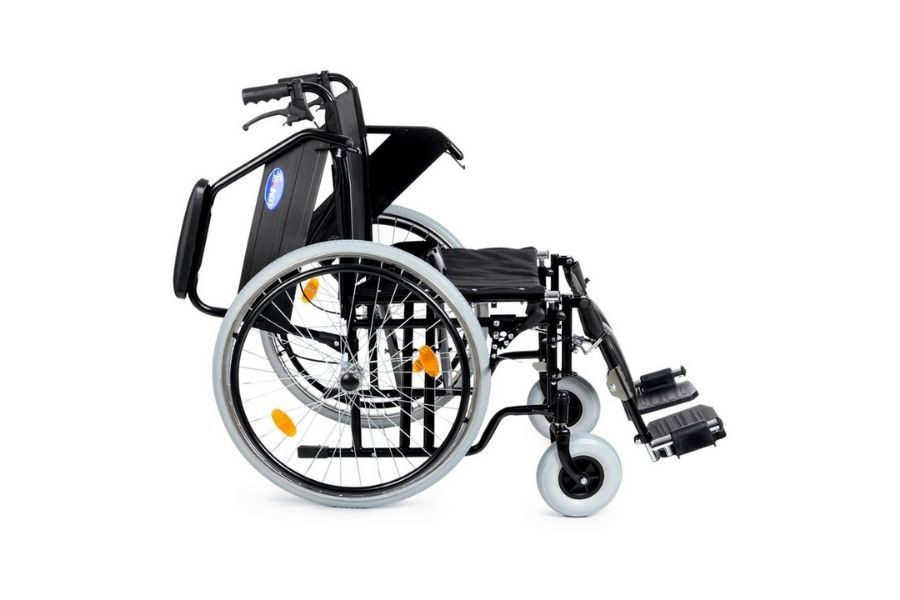 Manual wheelchair with remaining leg